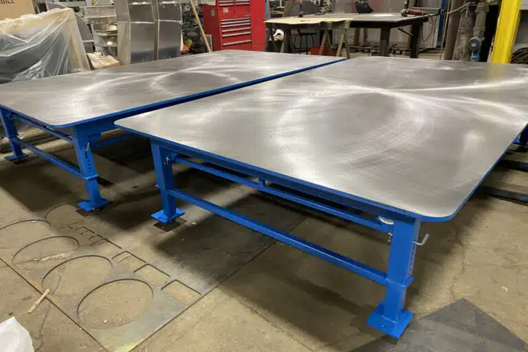 KO-MET Maschinenbau-Technik – Baugruppenfertigung 6 teilweise montierte Baugruppe auf einem industriellen Arbeitsplatz