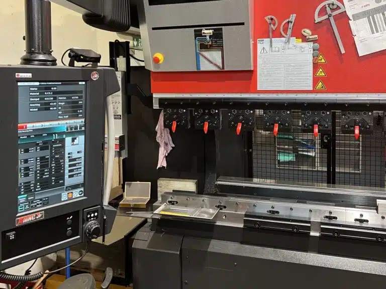 Ko-Met Metall Schneidetechnik - Abkanten 4 Blechbearbeitung CNC Abkantpresse HRB 2204L 011b