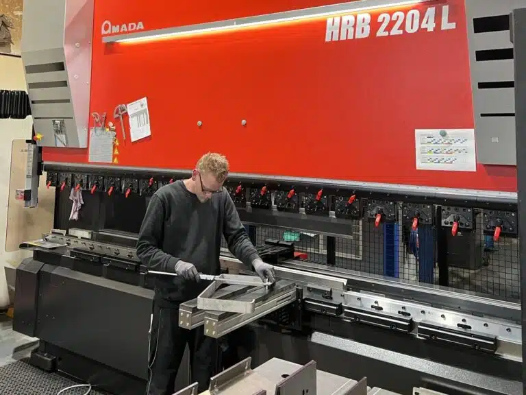 Blechbearbeitung CNC Abkantpresse HRB 2204L 011a