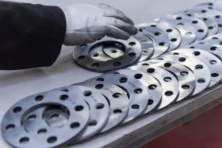 Stahl- & Edelstahlkonstruktionen | KO-MET Metalltechnik Flensburg 13 Stahlbau-engineers-hand-arranging-cut-parts-in-engineering-2024-10-22-10-38-08-utc