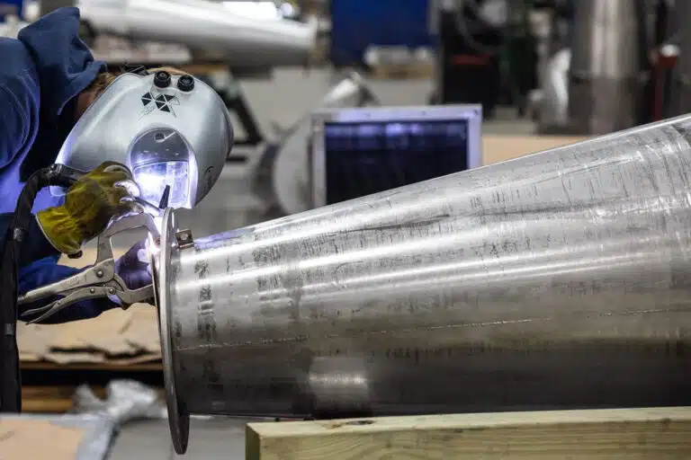 KO-MET Maschinenbau-Technik – Baugruppenfertigung 9 Mitarbeiter bei der Montage von Stahl- oder Edelstahlbaugruppen an Werkbänken