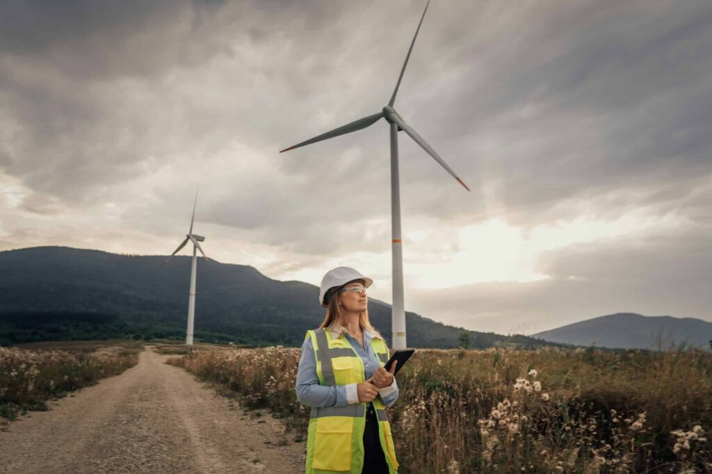 Die Welt verändern mit Maschinenbau: Einblicke in das Studium an der TU Hamburg 3 A dedicated female engineer is actively managing wind turbines as part of a significant renewable