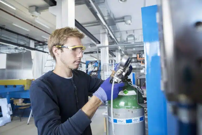 KO-MET Industrietechnik - Prüfungen & Sicherheit 1 factory-technician-checking-valves-in-factory-2025-04-04-16-54-12-utc